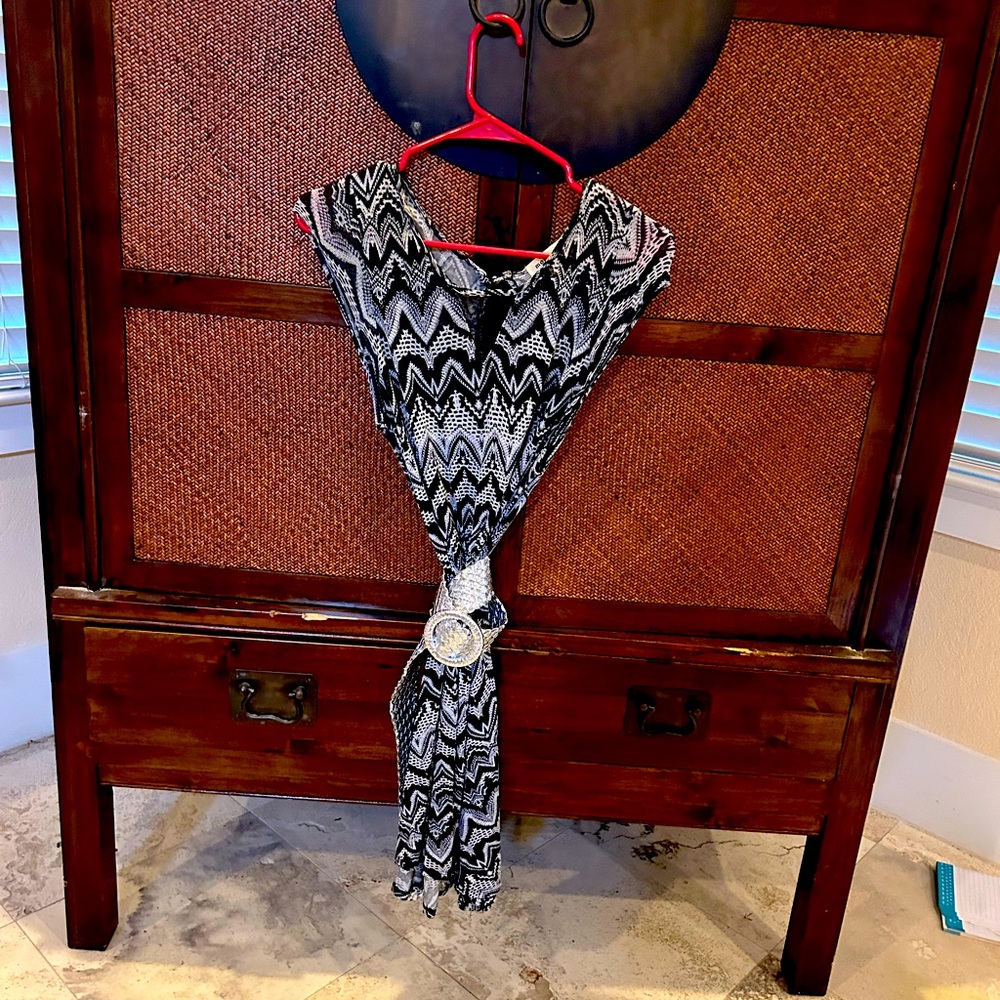 Black and white casual fun dress  size medium belt not inc